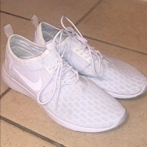 Women’s shoes | White Nike tennis, athletic shoes
